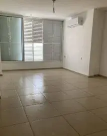 near the city center, in a building with an elevator, 5-room apartment in good condition, Rishon LeZion, Flats & Apartments, Long term rental, 6,200 ₪