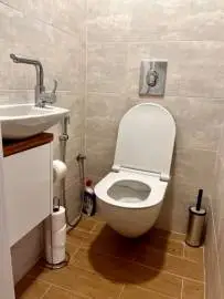 The apartment includes a living room combined with a kitchen, three separate bedrooms, a bathroom with a toilet, an additional toilet, a laundry room, which is also equipped with a sink and an ironing area., Netanya, Flats & Apartments, 350 ₪