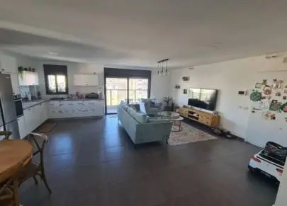 في وسط المدينة الهادئ، في New House، شقة رائعة مكونة من 4 غرف مع شرفة مشمسة, ريشون لتصيون, الشقق والشقق, 6,900 ₪